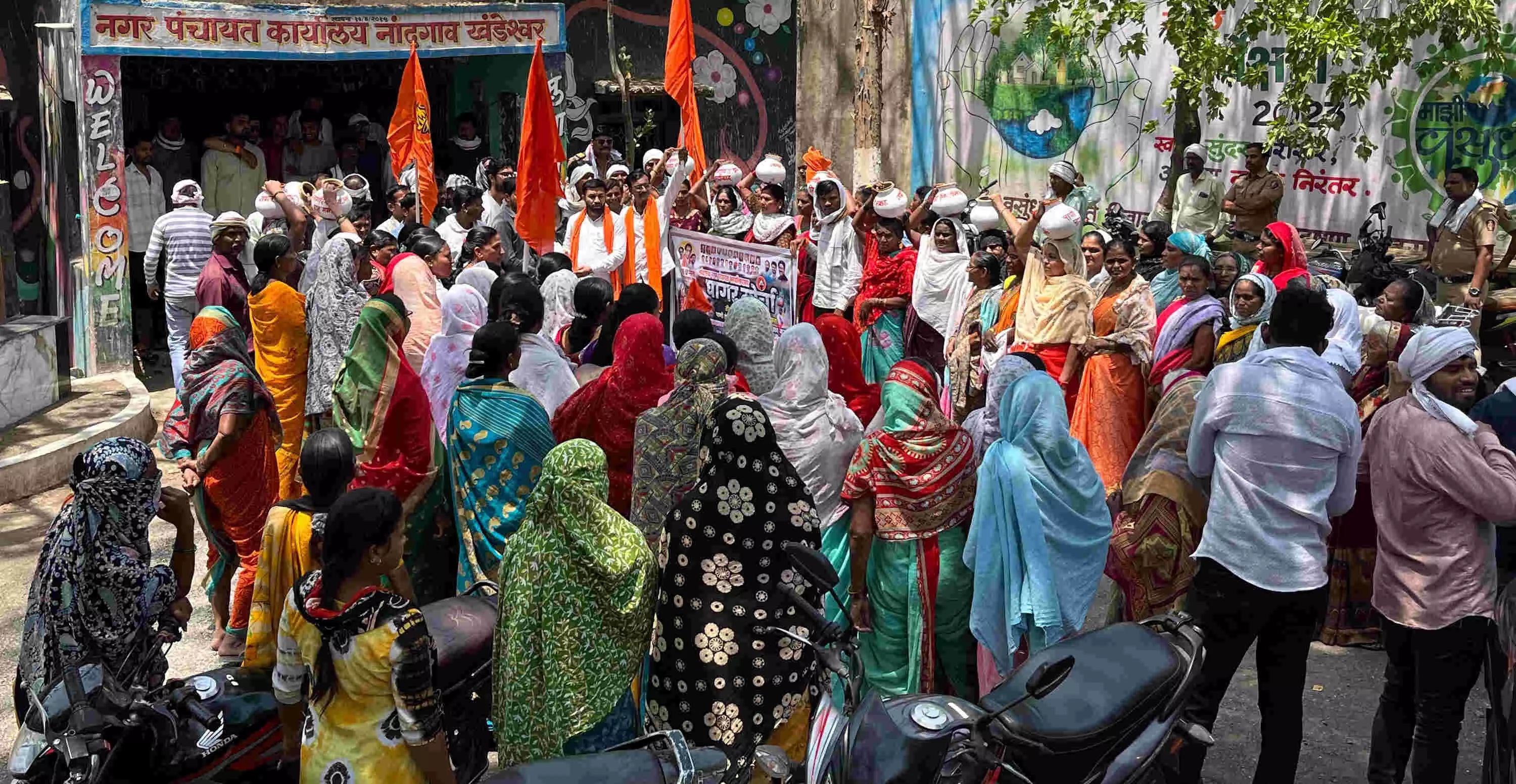 सूखे कंठ: दस दिन बाद मिल रहा पानी, गागरें फोड़ीं ,जलसंकट से बिगड़े हालात सूखे कंठ: दस दिन बाद मिल रहा पानी, गागरें फोड़ीं ,जलसंकट से बिगड़े हालात