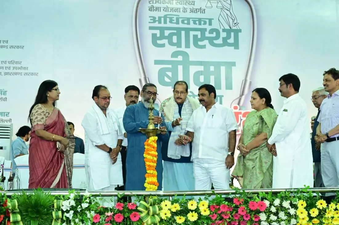 CM हेमंत सोरेन अधिवक्ताओं के लिए स्वास्थ्य बीमा योजना के शुभारंभ कार्यक्रम में मुख्य अतिथि के रूप में हुए शामिल CM हेमंत सोरेन अधिवक्ताओं के लिए स्वास्थ्य बीमा योजना के शुभारंभ कार्यक्रम में मुख्य अतिथि के रूप में हुए शामिल
