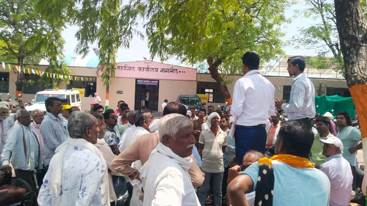 नुकसान भरपाई के लिए सैकड़ों किसानों ने तहसील कार्यालय पर दी दस्तक नुकसान भरपाई के लिए सैकड़ों किसानों ने तहसील कार्यालय पर दी दस्तक