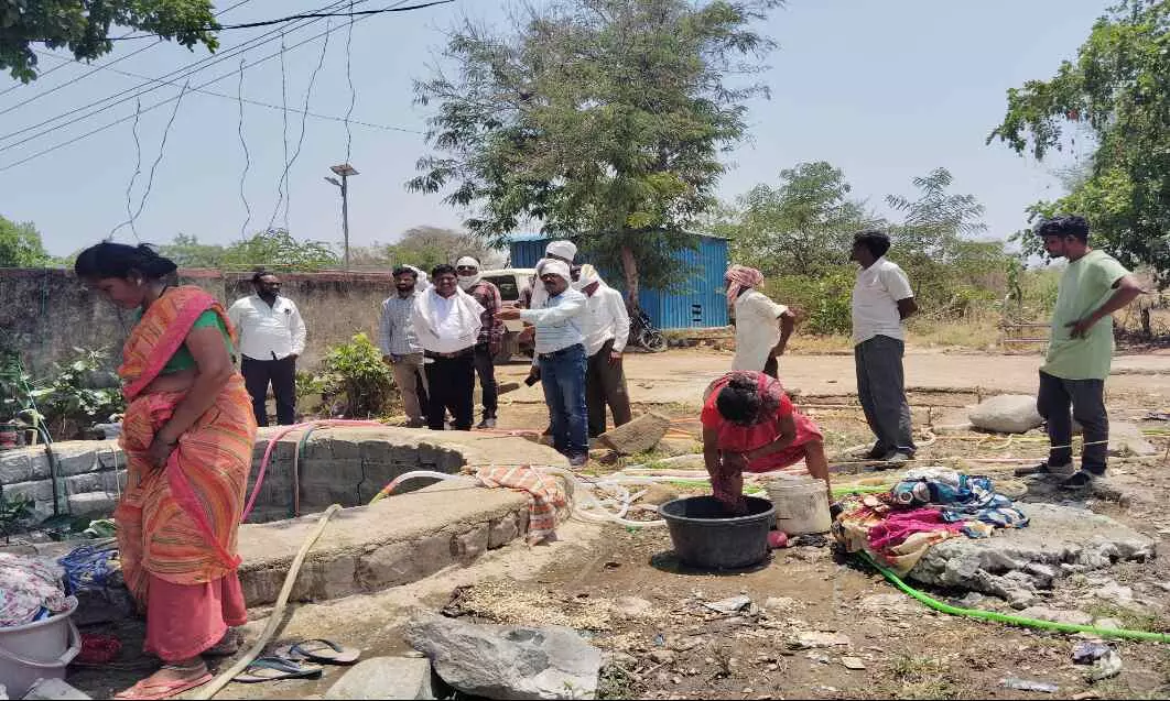 जल संकट हैंडपंप और कुएं सूखने से उत्पन्न पानी की समस्या, घर-घर नल योजना नाकाम जल संकट हैंडपंप और कुएं सूखने से उत्पन्न पानी की समस्या, घर-घर नल योजना नाकाम