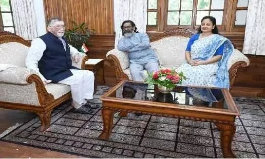 सीएम सोरेन ने आज राजभवन पहुंचकर राज्यपाल संतोष कुमार गंगवार से की मुलाकात सीएम सोरेन ने आज राजभवन पहुंचकर राज्यपाल संतोष कुमार गंगवार से की मुलाकात