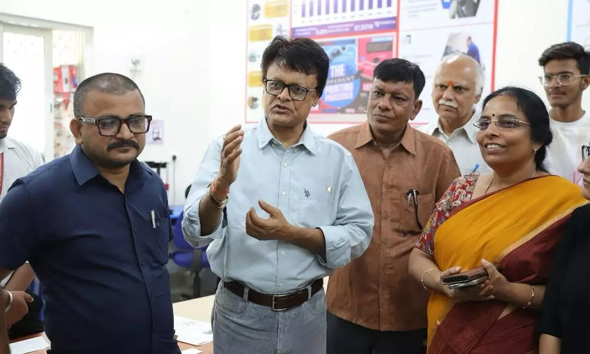 प्रयोगात्मक कार्यक्रम विद्यार्थियों की प्रतिभा को निखारते हैं : कुलगुरु विजय मनोहर तिवारी प्रयोगात्मक कार्यक्रम विद्यार्थियों की प्रतिभा को निखारते हैं : कुलगुरु विजय मनोहर तिवारी