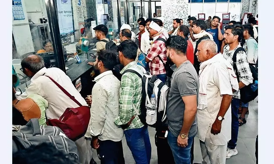 बुकिंग काउंटर में दो कर्मियों के पास मिली ज्यादा राशि बुकिंग काउंटर में दो कर्मियों के पास मिली ज्यादा राशि
