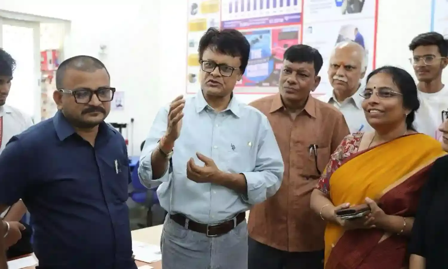 प्रयोगात्मक कार्यक्रम विद्यार्थियों की प्रतिभा को निखारते हैं : कुलगुरु विजय मनोहर तिवारी