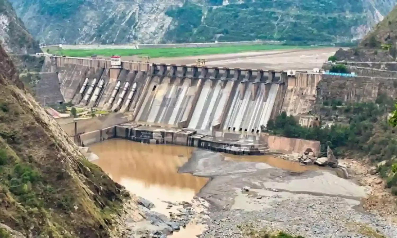 भारत ने रोका चिनाब नदी का पानी, बगलिहार और सलाल डैम किए बंद, पाकिस्तान में गहराया जल संकट