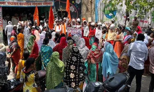 सूखे कंठ: दस दिन बाद मिल रहा पानी, गागरें फोड़ीं ,जलसंकट से बिगड़े हालात सूखे कंठ: दस दिन बाद मिल रहा पानी, गागरें फोड़ीं ,जलसंकट से बिगड़े हालात