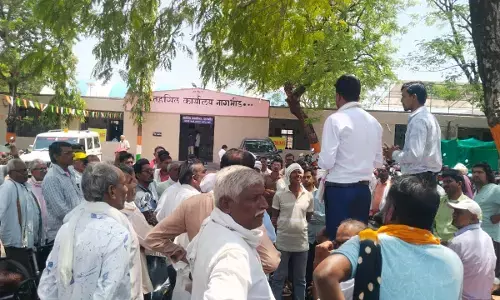 नुकसान भरपाई के लिए सैकड़ों किसानों ने तहसील कार्यालय पर दी दस्तक