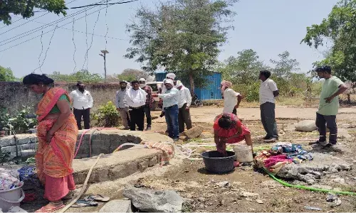 जल संकट हैंडपंप और कुएं सूखने से उत्पन्न पानी की समस्या, घर-घर नल योजना नाकाम