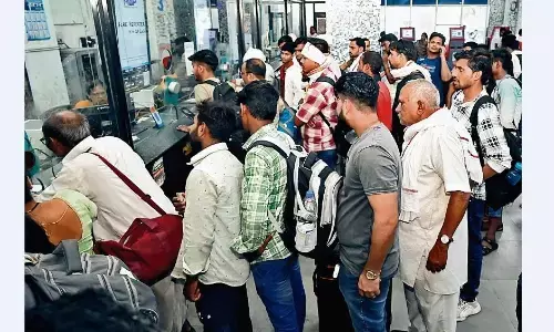 बुकिंग काउंटर में दो कर्मियों के पास मिली ज्यादा राशि