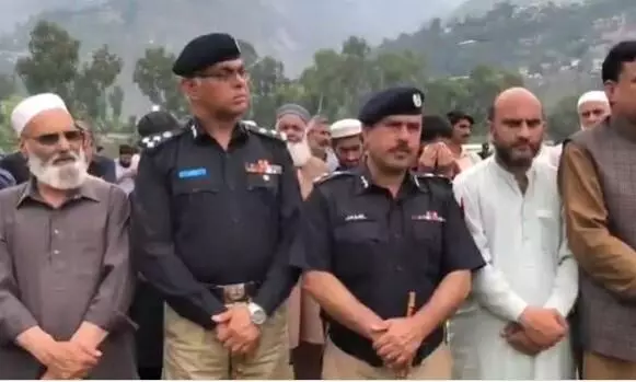भारत की एयरस्ट्राइक से दुनिया के सामने बेनकाब हुआ पाकिस्तान, आतंकियों के जनाजे में शामिल हुए पाक आर्मी ऑफिसर, पढ़ी नमाज भारत की एयरस्ट्राइक से दुनिया के सामने बेनकाब हुआ पाकिस्तान, आतंकियों के जनाजे में शामिल हुए पाक आर्मी ऑफिसर, पढ़ी नमाज