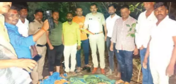 जमीन में गाड़ रखा था 47 किलो गांजा, पुलिस ने देर रात खुदाई कर निकाला बाहर जमीन में गाड़ रखा था 47 किलो गांजा, पुलिस ने देर रात खुदाई कर निकाला बाहर