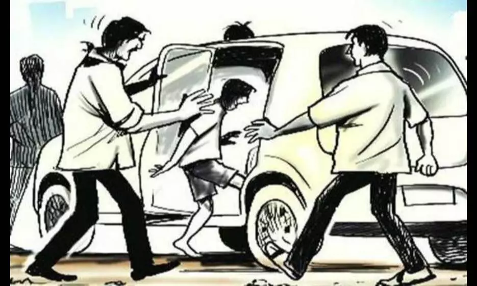 दोस्त के साथ होटल में बैठे युवक का अपहरण, आरोपियों की पड़ताल में जुटी पुलिस दोस्त के साथ होटल में बैठे युवक का अपहरण, आरोपियों की पड़ताल में जुटी पुलिस