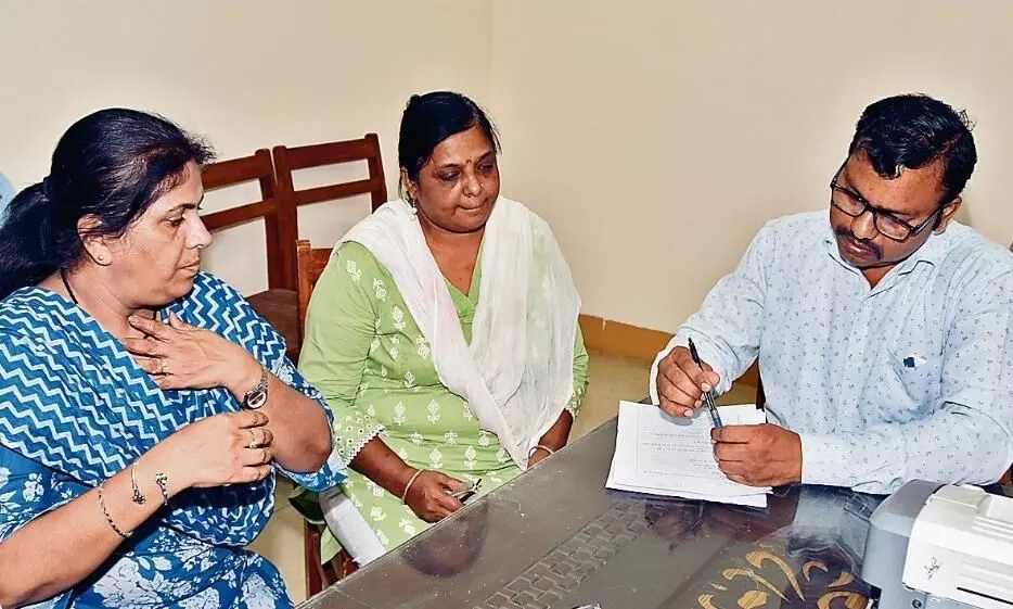 सीएमओ कार्यालय में पदस्थ महिला कर्मी 4 हजार की रिश्वत लेते गिरफ्तार सीएमओ कार्यालय में पदस्थ महिला कर्मी 4 हजार की रिश्वत लेते गिरफ्तार