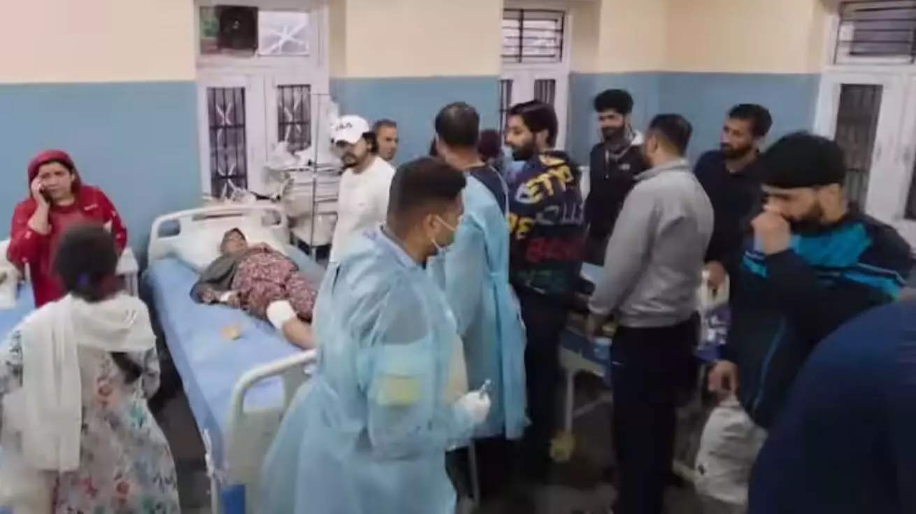 एयरस्ट्राइक से बौखलाए पाक ने LOC पर की ताबड़तोड़ फायरिंग, 15 नागरिकों की हुई मौत एयरस्ट्राइक से बौखलाए पाक ने LOC पर की ताबड़तोड़ फायरिंग, 15 नागरिकों की हुई मौत
