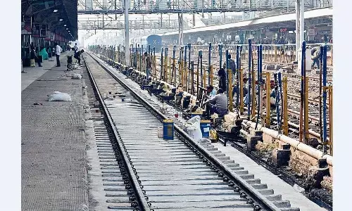 अधिकारियों का फोकस ट्रेनों की स्पीड व सेफ्टी पर होना चाहिए