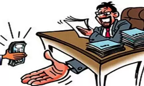 20 हजार रुपए रिश्वत मांगने पर जिला अस्पताल का वरिष्ठ लिपिक गिरफ्तार