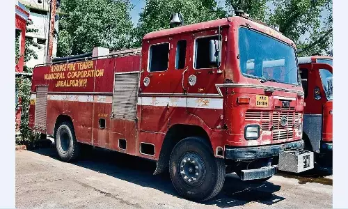 हर रोज लगती है आग, लड़ने के लिए 35 साल पुराने फाइटर हर रोज लगती है आग, लड़ने के लिए 35 साल पुराने फाइटर