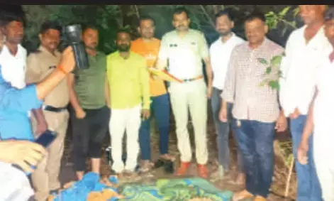 जमीन में गाड़ रखा था 47 किलो गांजा, पुलिस ने देर रात खुदाई कर निकाला बाहर जमीन में गाड़ रखा था 47 किलो गांजा, पुलिस ने देर रात खुदाई कर निकाला बाहर