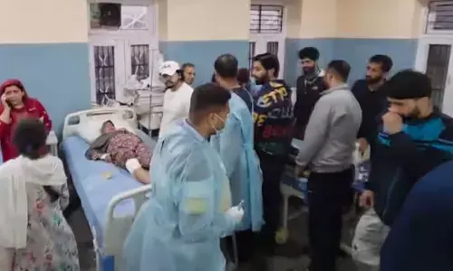 एयरस्ट्राइक से बौखलाए पाक ने LOC पर की ताबड़तोड़ फायरिंग, 15 नागरिकों की हुई मौत एयरस्ट्राइक से बौखलाए पाक ने LOC पर की ताबड़तोड़ फायरिंग, 15 नागरिकों की हुई मौत