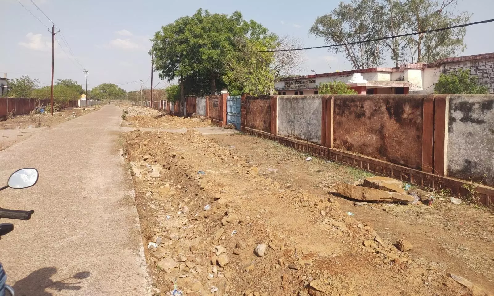 पाइप लाइन के लिए सडक के किनारे खोदकर खुले छोडे, दिव्यांग छात्रावास के छात्रों पर मंडरा रहा खतरे का साया पाइप लाइन के लिए सडक के किनारे खोदकर खुले छोडे, दिव्यांग छात्रावास के छात्रों पर मंडरा रहा खतरे का साया