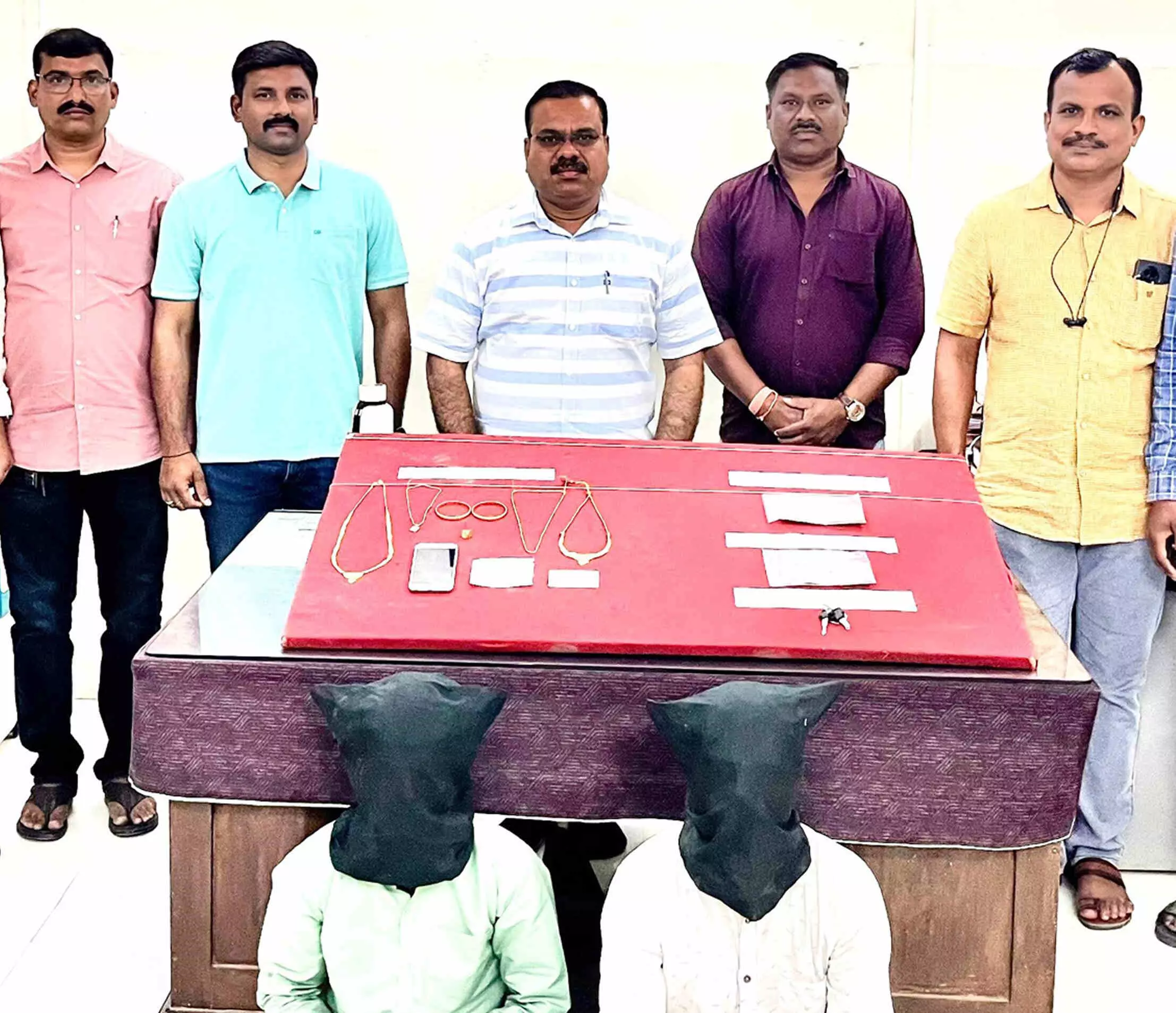 अमरावती में अंतरराज्यीय चोर गिरोह के तीन सदस्यों को पुलिस ने दबोचा अमरावती में अंतरराज्यीय चोर गिरोह के तीन सदस्यों को पुलिस ने दबोचा
