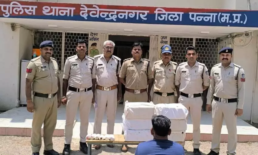 पुलिस ने अवैध शराब के साथ एक आरोपी को किया गिरफ्तार, ५४ लीटर अवैध शराब जप्त पुलिस ने अवैध शराब के साथ एक आरोपी को किया गिरफ्तार, ५४ लीटर अवैध शराब जप्त
