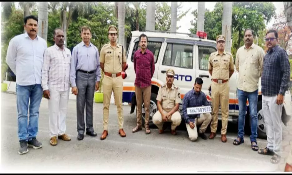 असली अधिकारियों के हत्थे चढ़ा फर्जी आरटीओ अधिकारी और चालक, यात्रियों को लगाते थे चूना असली अधिकारियों के हत्थे चढ़ा फर्जी आरटीओ अधिकारी और चालक, यात्रियों को लगाते थे चूना