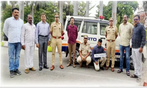 असली अधिकारियों के हत्थे चढ़ा फर्जी आरटीओ अधिकारी और चालक, यात्रियों को लगाते थे चूना