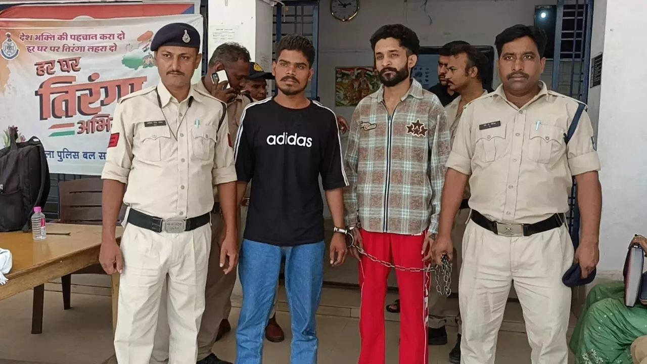 बर्थ-डे पार्टी में फायरिंग का आरोपी साथी समेत गिरफ्तार बर्थ-डे पार्टी में फायरिंग का आरोपी साथी समेत गिरफ्तार
