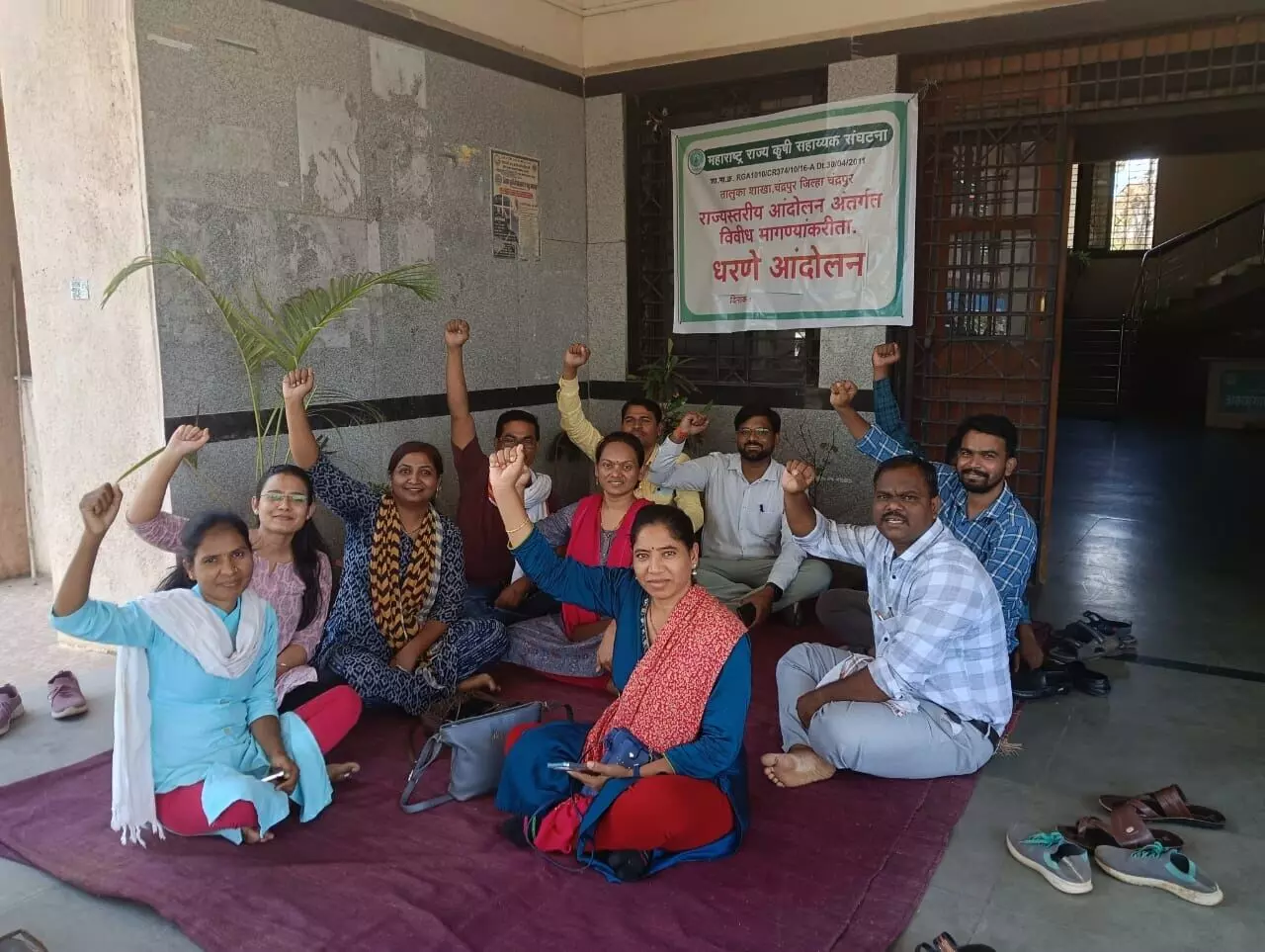चंद्रपुर में तीन सौ पचास कृषि सहायकों ने छोड़ा सरकारी वॉट्स एप ग्रुप चंद्रपुर में तीन सौ पचास कृषि सहायकों ने छोड़ा सरकारी वॉट्स एप ग्रुप
