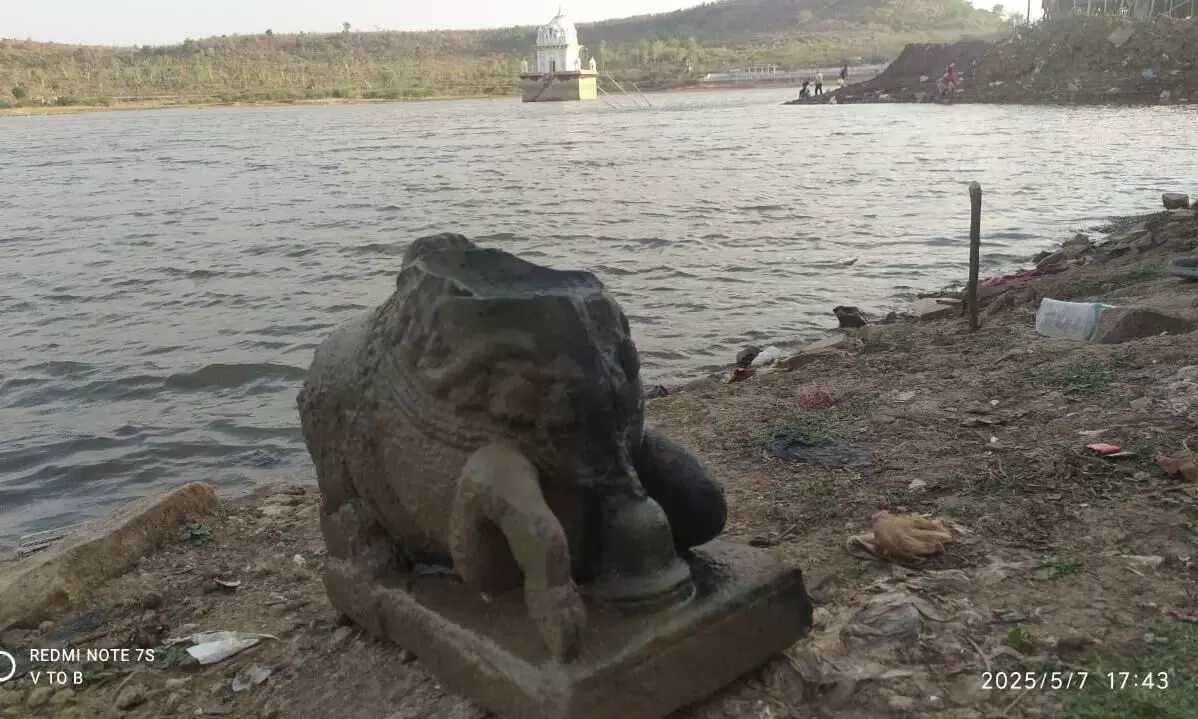 पन्ना के धरम सागर तालाब में मिली 10वीं शताब्दी की नंदी प्रतिमा पन्ना के धरम सागर तालाब में मिली 10वीं शताब्दी की नंदी प्रतिमा