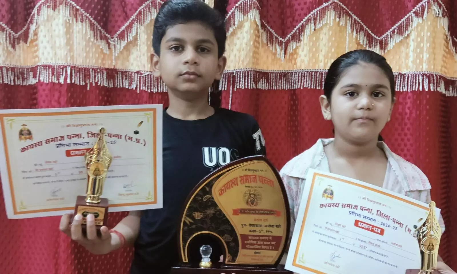 वेदांश व विदुषी का कायस्थ समाज द्वारा किया गया सम्मान वेदांश व विदुषी का कायस्थ समाज द्वारा किया गया सम्मान