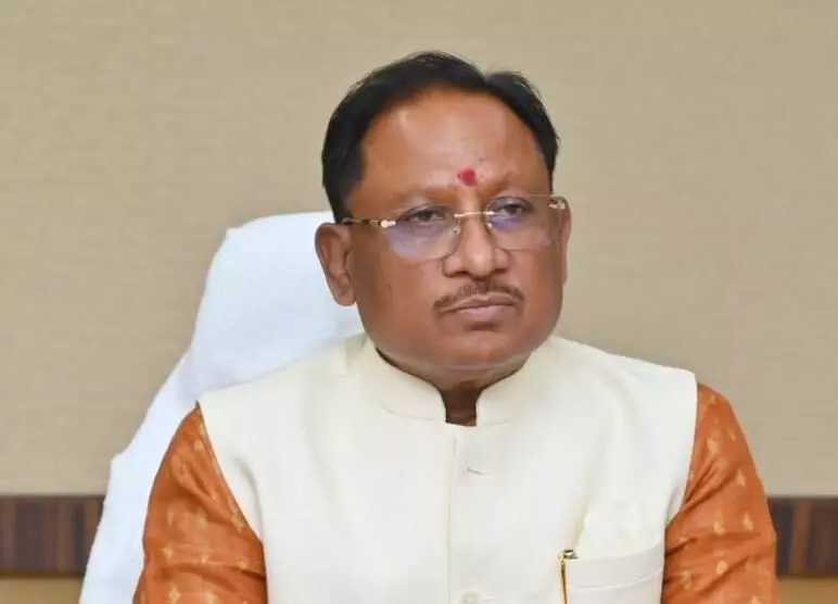 मुख्यमंत्री विष्णु देव साय ने चौपाल में अपने हाथों से दो युवाओं को पहनाया हेलमेट मुख्यमंत्री विष्णु देव साय ने चौपाल में अपने हाथों से दो युवाओं को पहनाया हेलमेट