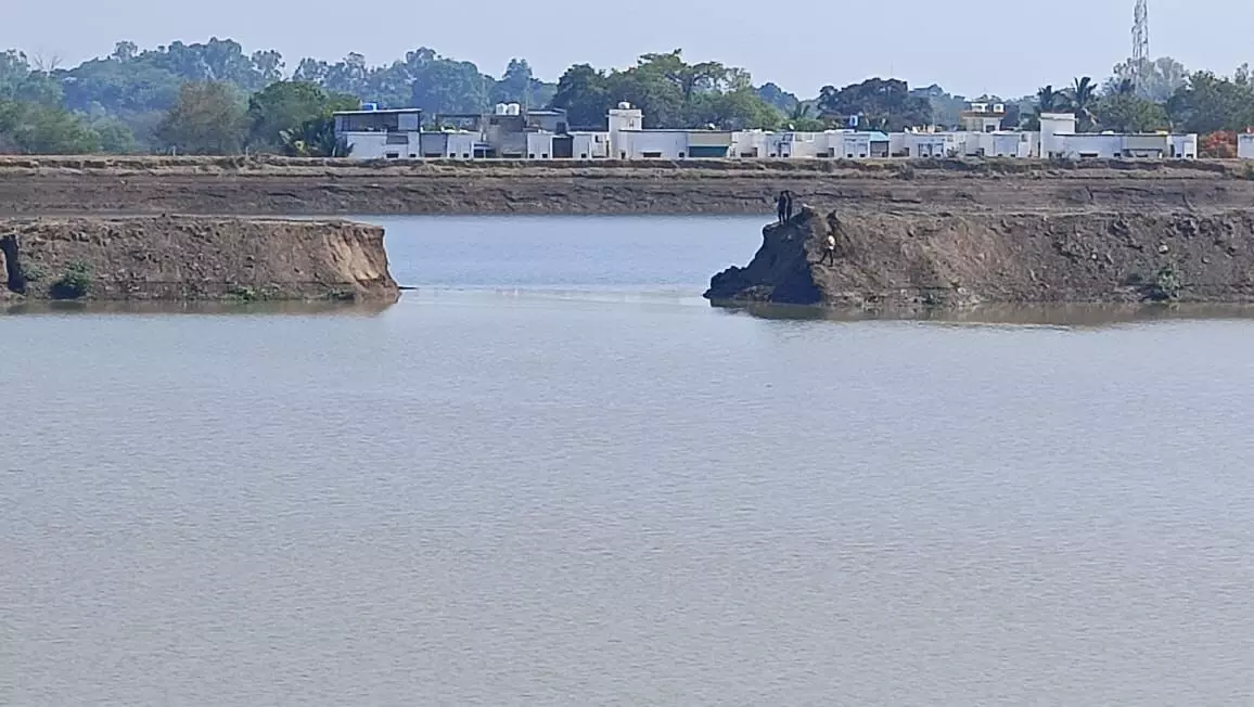 श्रीरामपुर का विस्तारित जल आपूर्ति टैंक फटा, सड़कों बहा लाखों लीटर पानी श्रीरामपुर का विस्तारित जल आपूर्ति टैंक फटा, सड़कों बहा लाखों लीटर पानी