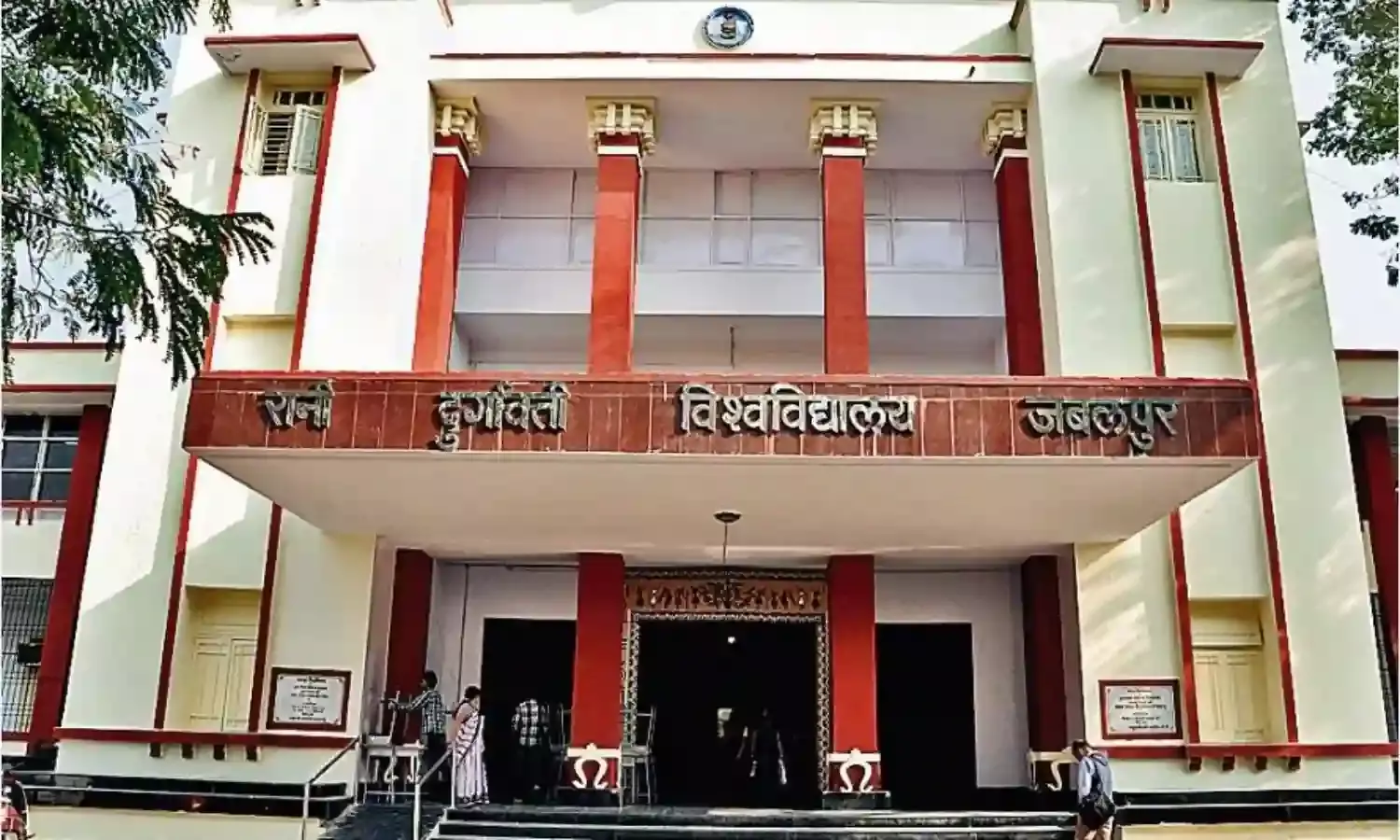 दो हजार रुपए परीक्षा फीस देकर भी छात्र परेशानी झेलने मजबूर