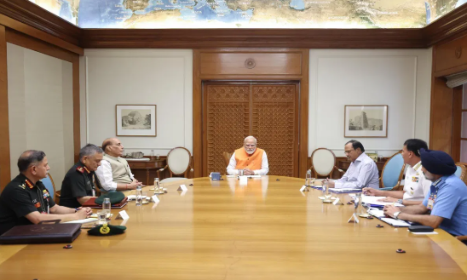 PM आवास पर हाईलेवल मीटिंग, रक्षा मंत्री-NSA डोभाल समेत तीनों सेनाओं के प्रमुख मौजूद