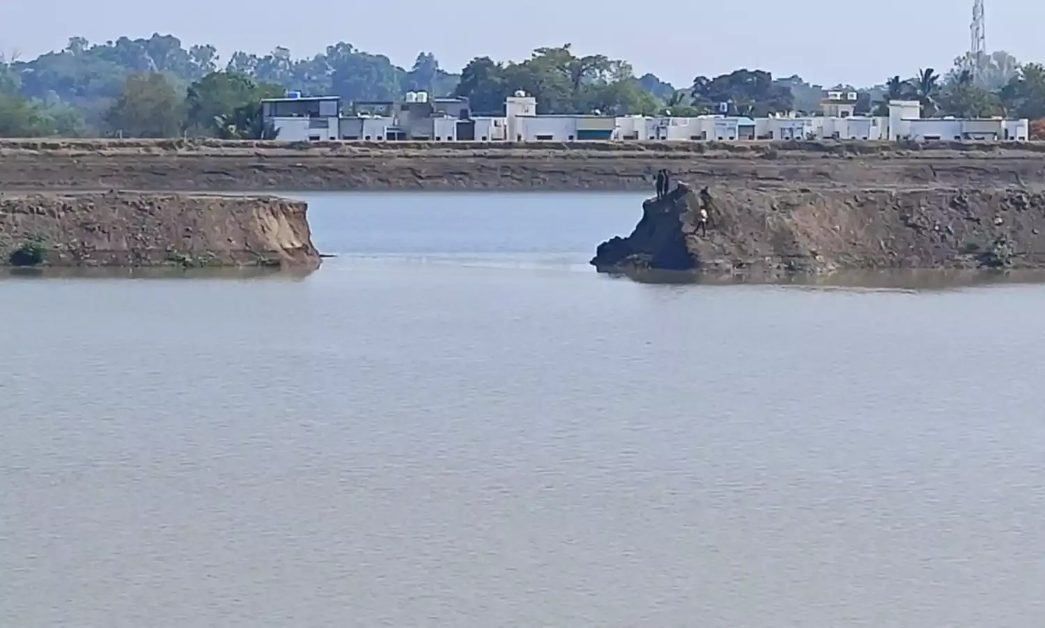 श्रीरामपुर का विस्तारित जल आपूर्ति टैंक फटा, सड़कों बहा लाखों लीटर पानी