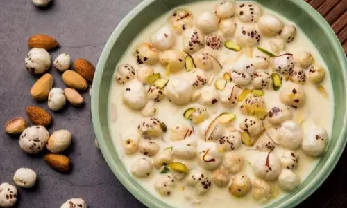 डिनर के बाद सर्व करें मखाने की लाजवाब खीर, गुलाबजामुन भी लगने लगेगा फीका डिनर के बाद सर्व करें मखाने की लाजवाब खीर, गुलाबजामुन भी लगने लगेगा फीका