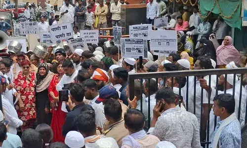 पीने के पानी के लिए मोहताज हुई बीड की जनता, सड़क पर उतरकर किया आंदोलन पीने के पानी के लिए मोहताज हुई बीड की जनता, सड़क पर उतरकर किया आंदोलन