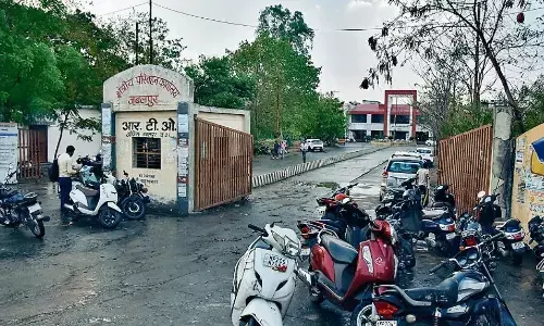 आरटीओ ऑफिस में पार्किंग का पर्याप्त स्पेस, फिर भी सड़क पर खड़े हो रहे वाहन आरटीओ ऑफिस में पार्किंग का पर्याप्त स्पेस, फिर भी सड़क पर खड़े हो रहे वाहन
