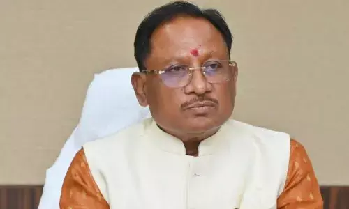 मुख्यमंत्री विष्णु देव साय ने चौपाल में अपने हाथों से दो युवाओं को पहनाया हेलमेट