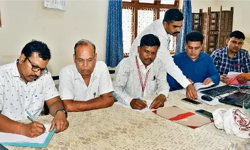 चौराहे पर प्राचार्य को 4 हजार की रिश्वत लेते पकड़ा चौराहे पर प्राचार्य को 4 हजार की रिश्वत लेते पकड़ा