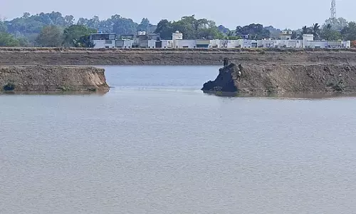 श्रीरामपुर का विस्तारित जल आपूर्ति टैंक फटा, सड़कों बहा लाखों लीटर पानी
