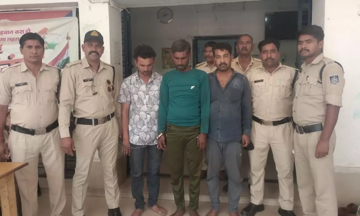 सूने घर में चोरी के 3 आरोपी अवैध शराब के साथ गिरफ्तार सूने घर में चोरी के 3 आरोपी अवैध शराब के साथ गिरफ्तार