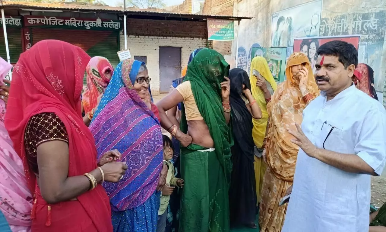 शराब दुकान हटाने हरिजन बस्ती के लोगों का धरना-प्रदर्शन शराब दुकान हटाने हरिजन बस्ती के लोगों का धरना-प्रदर्शन