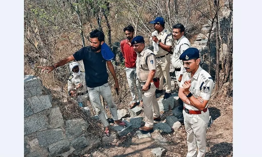 देवताल की पहाड़ी पर भरी दोपहर युवती की गला रेतकर की हत्या देवताल की पहाड़ी पर भरी दोपहर युवती की गला रेतकर की हत्या