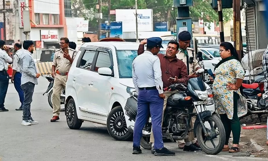 चौराहे पर नो चालान का नियम फिर भी नजर में हैं सिर्फ हेलमेट चौराहे पर नो चालान का नियम फिर भी नजर में हैं सिर्फ हेलमेट
