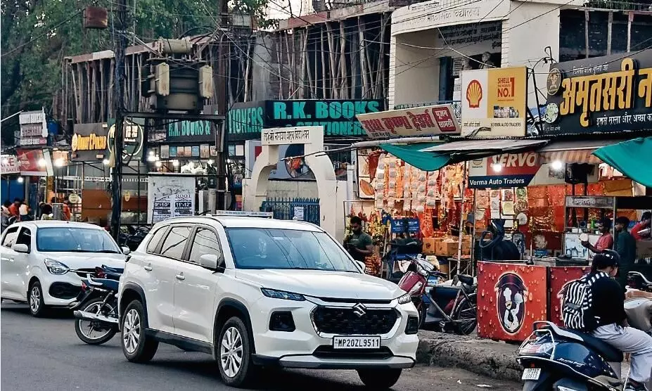 रांझी के नगर निगम मार्केट में पार्किंग की जगह नहीं, फिर कैसे दे दी गई फर्स्ट फ्लोर में दुकान बनाने की परमिशन रांझी के नगर निगम मार्केट में पार्किंग की जगह नहीं, फिर कैसे दे दी गई फर्स्ट फ्लोर में दुकान बनाने की परमिशन