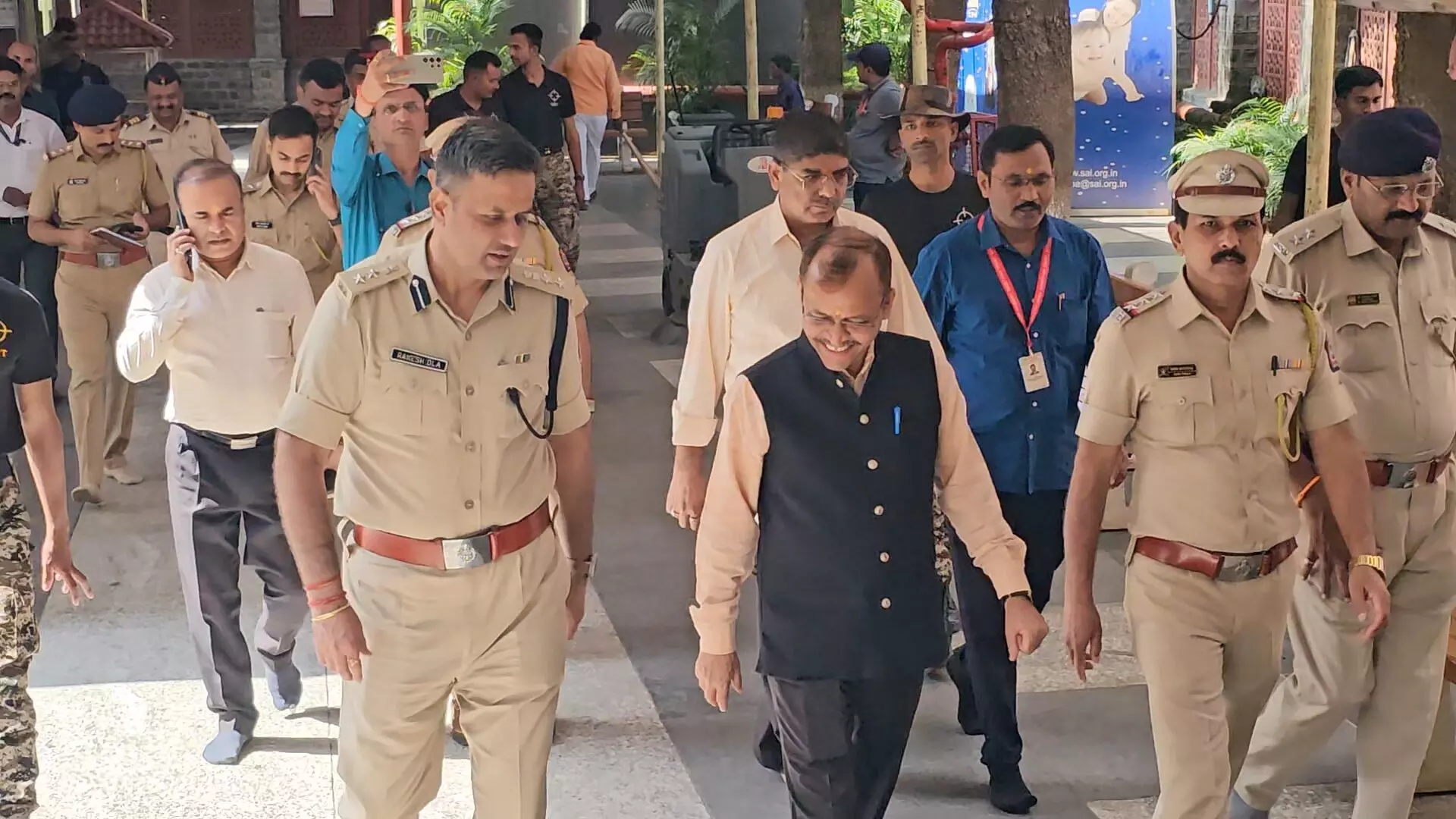 सुरक्षा कारणों से साईंबाबा मंदिर में फूल, हार और प्रसाद पर प्रतिबंध सुरक्षा कारणों से साईंबाबा मंदिर में फूल, हार और प्रसाद पर प्रतिबंध