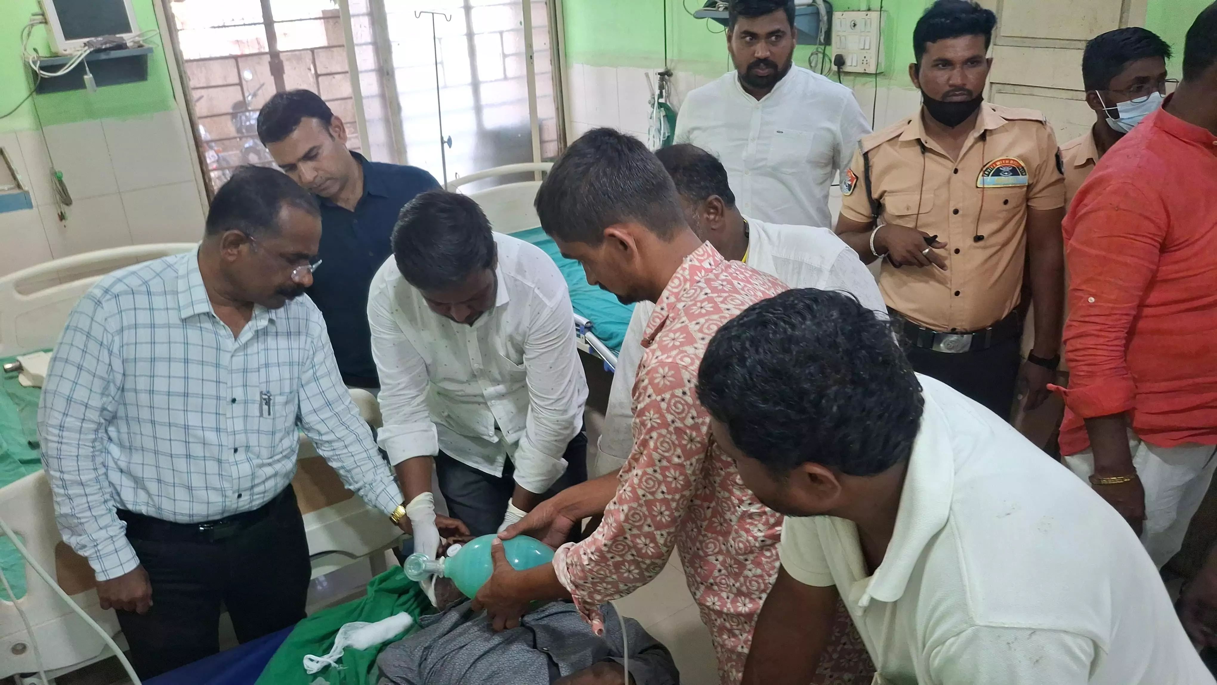 बीड में मरीज ने पेड़ पर फांसी लगाकर आत्महत्या का किया प्रयास बीड में मरीज ने पेड़ पर फांसी लगाकर आत्महत्या का किया प्रयास